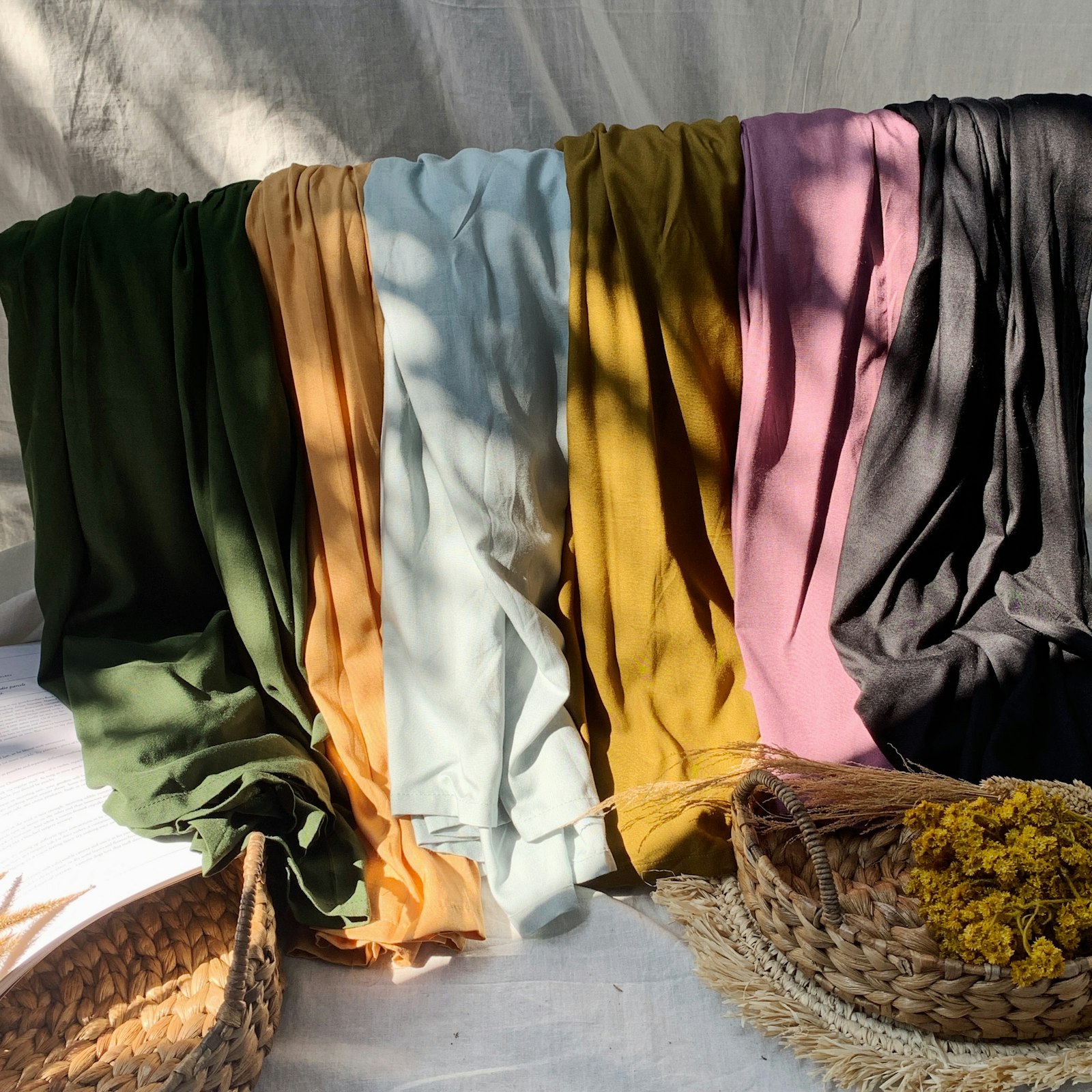 Tumpukan kain hijab aneka warna