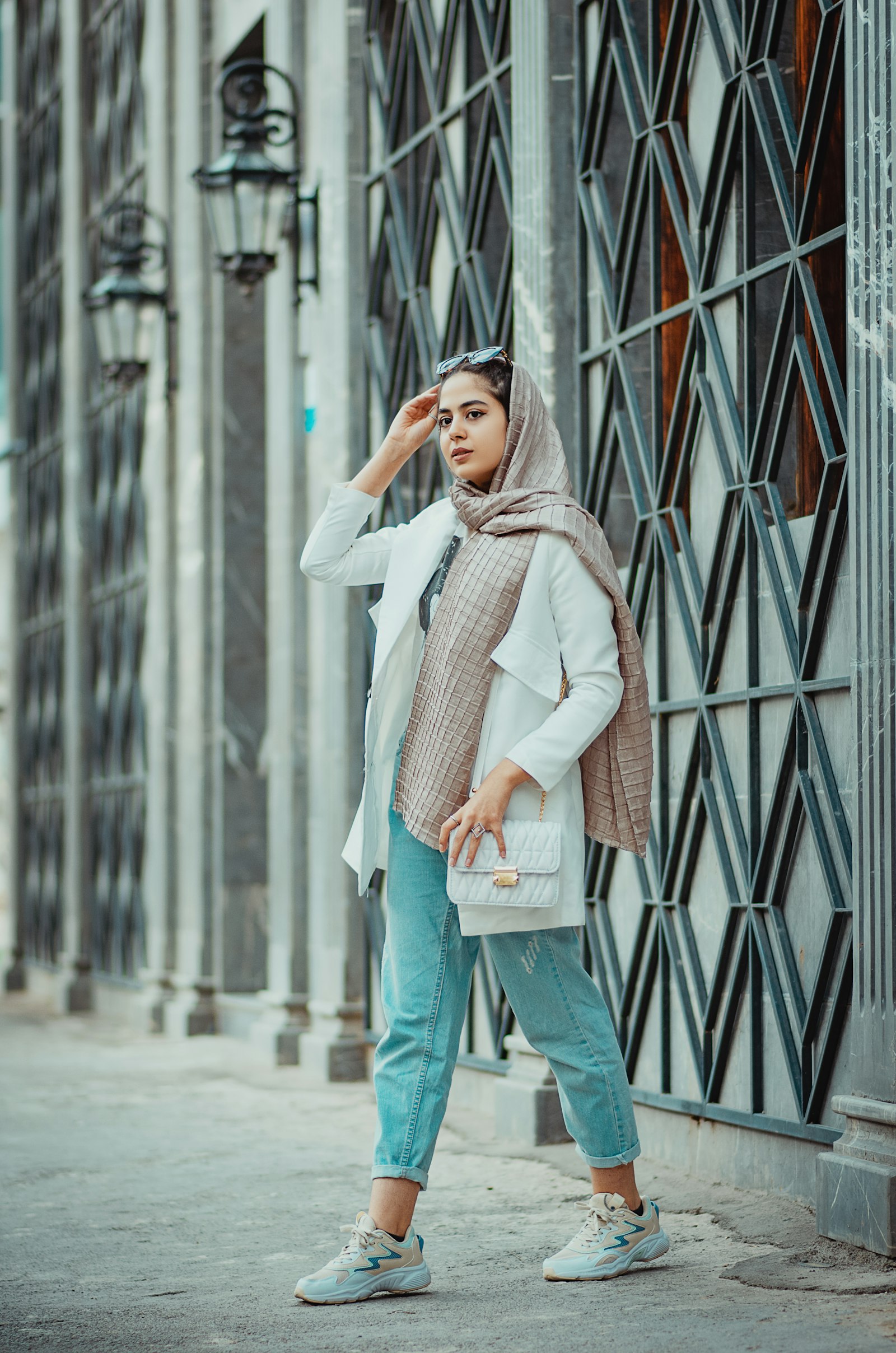 Perempuan memakai outer putih dan hijab